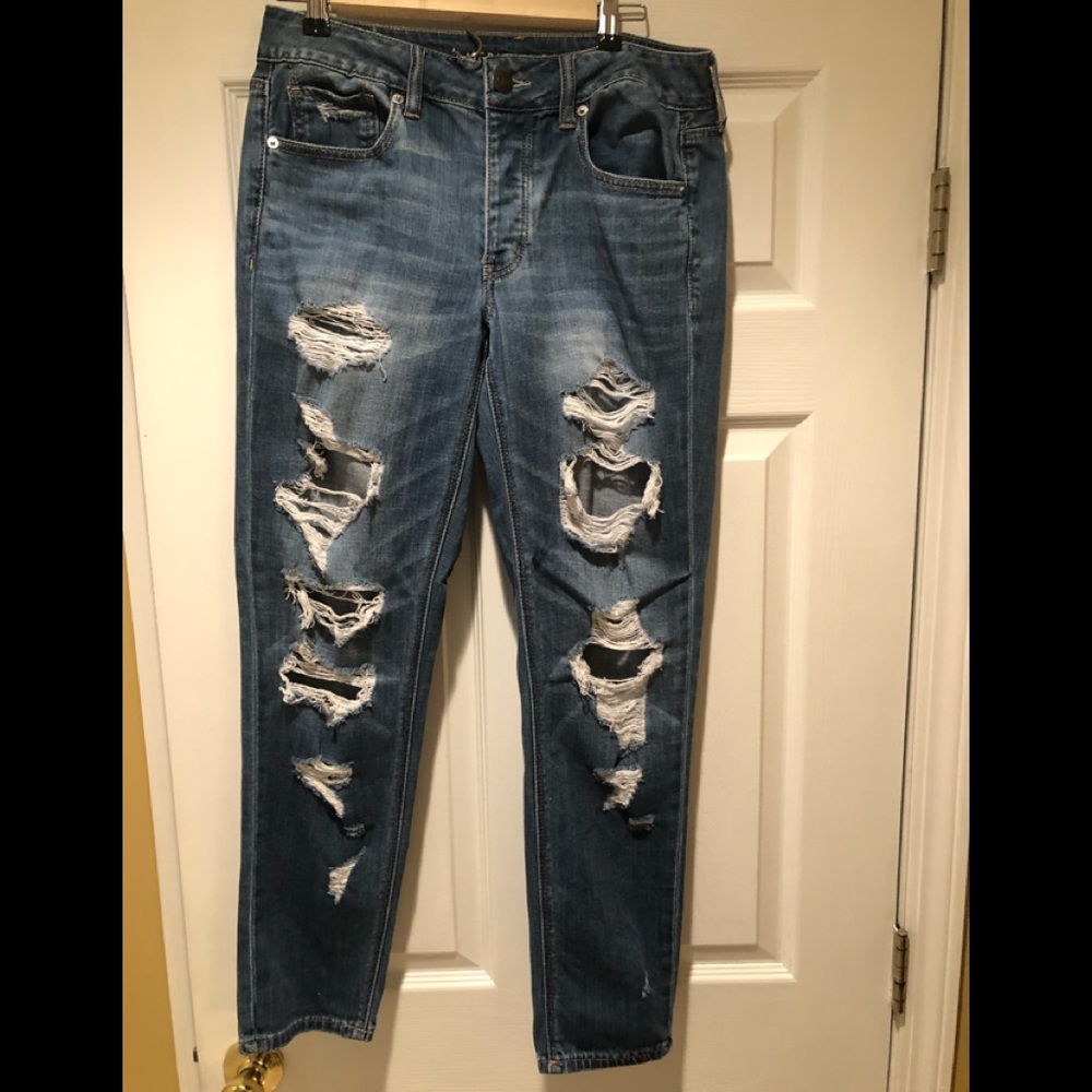 American Eagle Distressed Tomgirl Jean